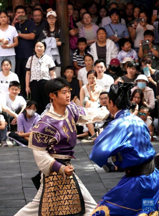 河南开封游客表演花式“飞身上马”据报道，河南开封的游客展示了一种花式飞身上马的表演。这种表演是一种独特的旅游文化体验，展示了人们的勇气和灵活性。