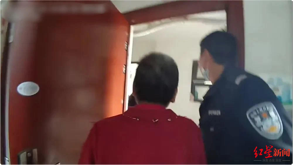 男子找回2岁走失女儿狠扇自己耳光男子找回两岁走失女儿后情绪失控，自责狠扇自己耳光