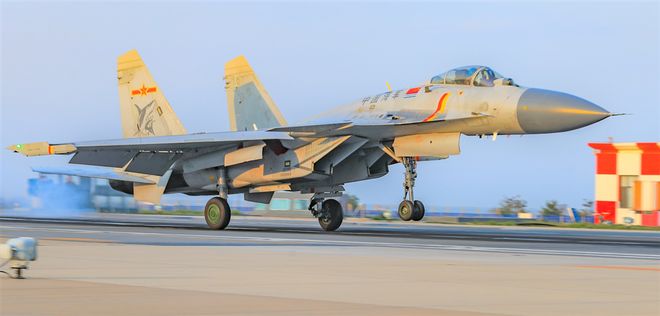 歼-15T歼-35等舰载机飞临阅兵场舰载机歼-15T与歼-35飞临阅兵场——展现中国海军航空兵力量风采
