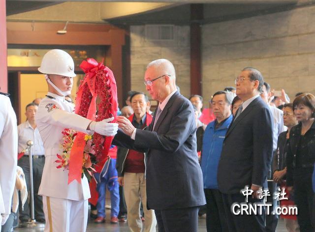洪秀柱独家发文致敬抗战老兵洪秀柱独家发文致敬抗战老兵，表达了对抗战老兵的崇高敬意和深切缅怀之情。以下是部分文章的内容